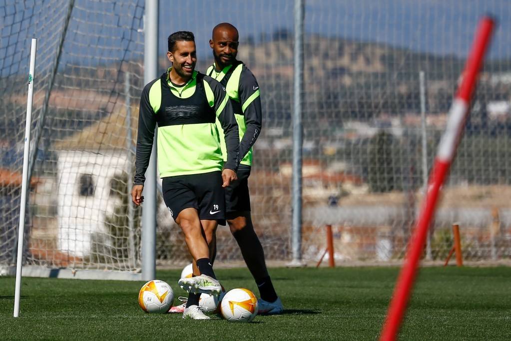 Ángel Montoro juega un balón en el entrenamiento de ayer. 