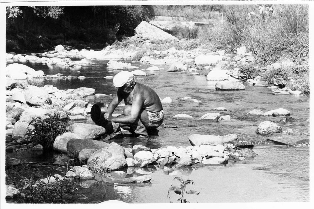 Imagen principal - Buscadores de oro en el río Darro. 