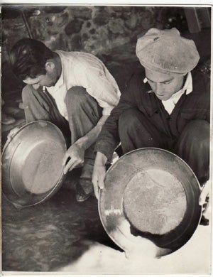 Imagen secundaria 1 - Buscadores de oro en el río Darro. 