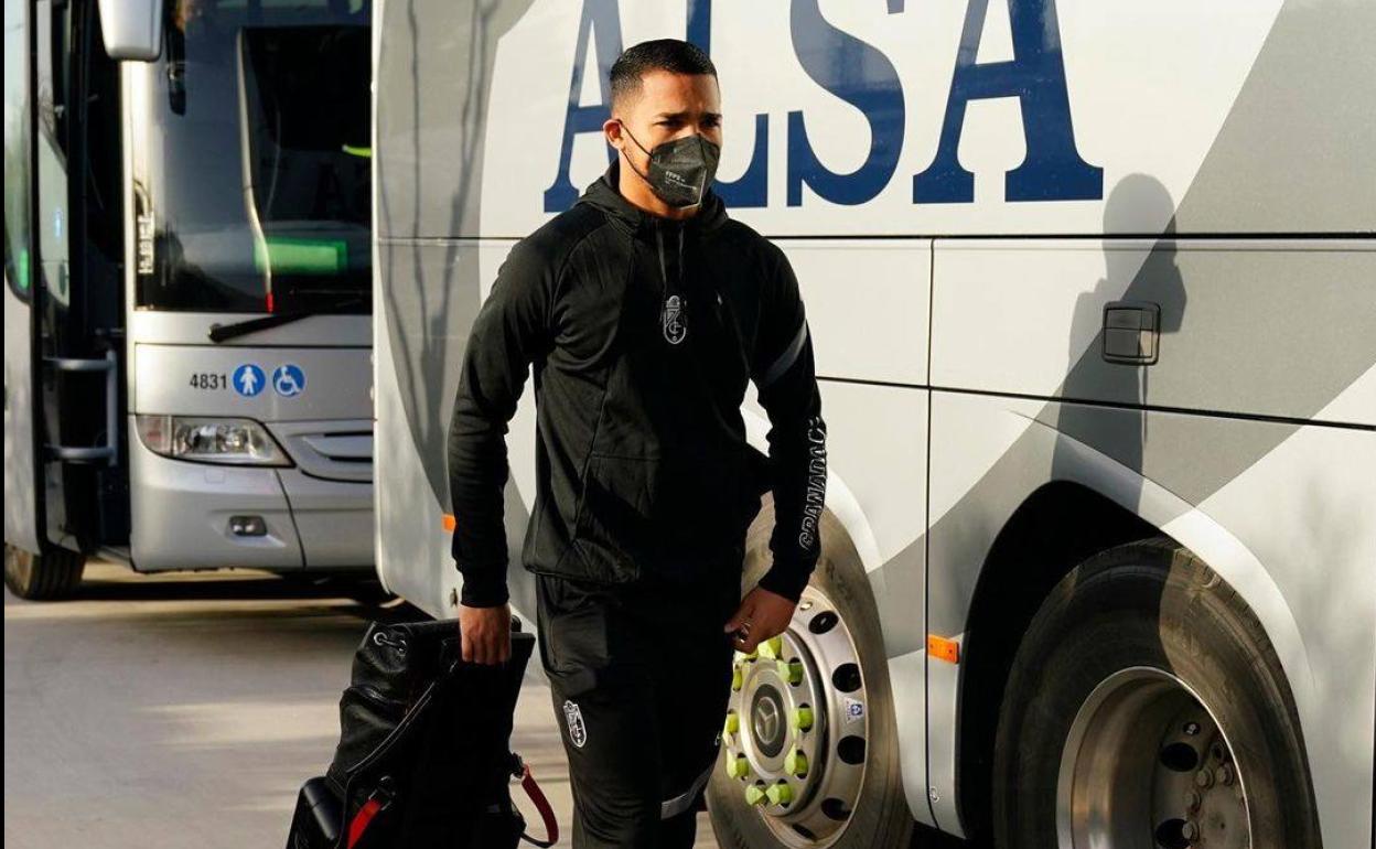 Yangel Herrera subiéndose a uno de los autobuses que partían hacia el aeropuerto. 