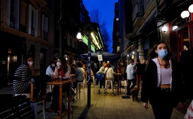 La Junta estudia ya rebajar las restricciones en Andalucía y se da una semana de plazo