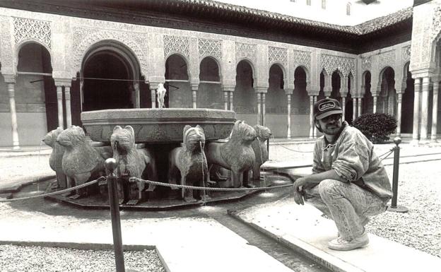 Spielberg, agachado junto a la Fuente de los Leones. 