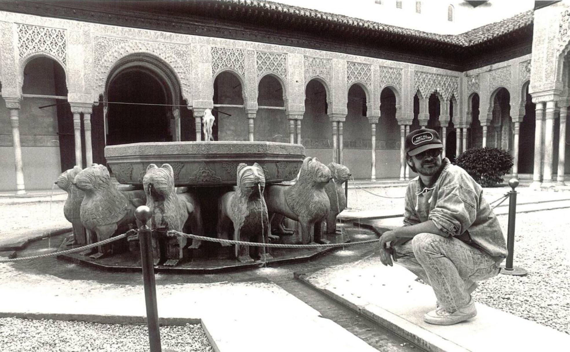 Steven Spielberg se fotografió en 1988 junto a la Fuente de los Leones. 