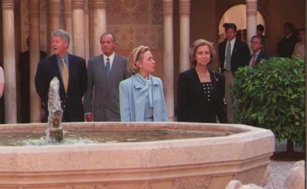 Bill y su esposa Hillary junto a los reyes de España. 