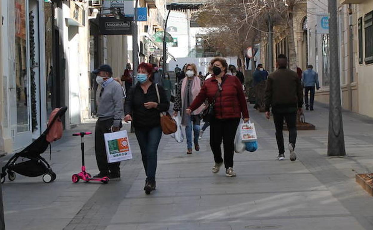 Almerienses de compras por el centro de la capital.