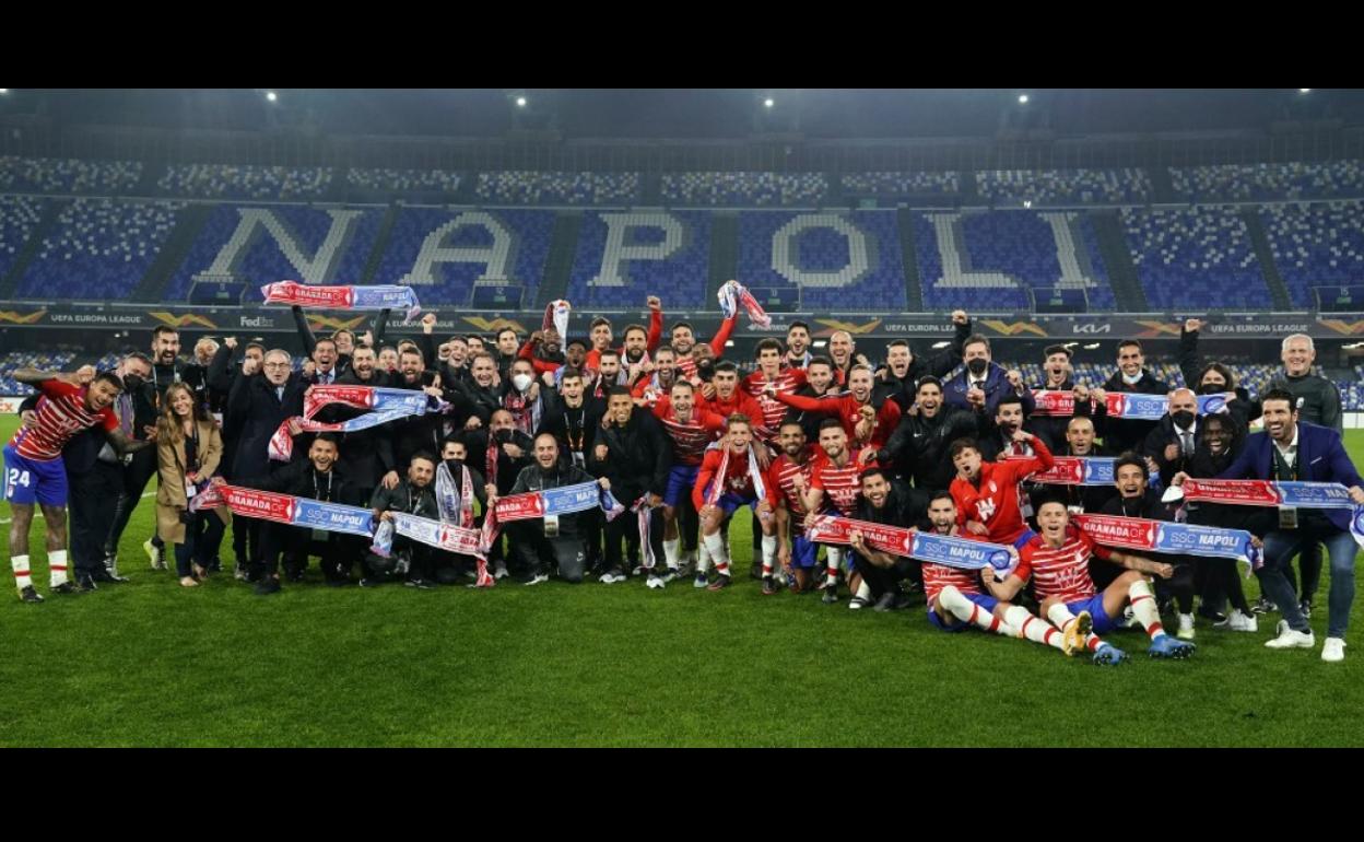 Jugadores, cuerpo técnico y miembros del 'staff' del Granada celebran la clasificación en el césped del estadio Diego Armando Maradona. 