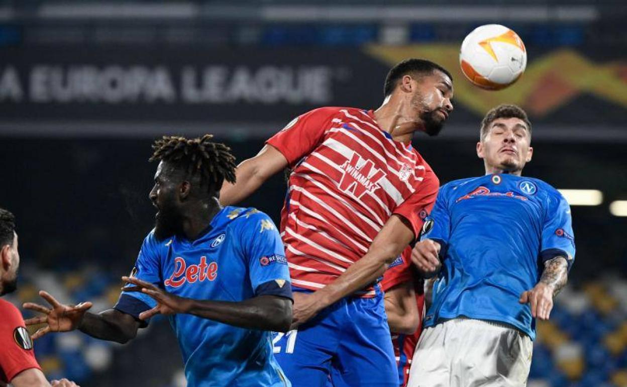 Yangel Herrera pugna un balón aéreo en un saque de esquina. 