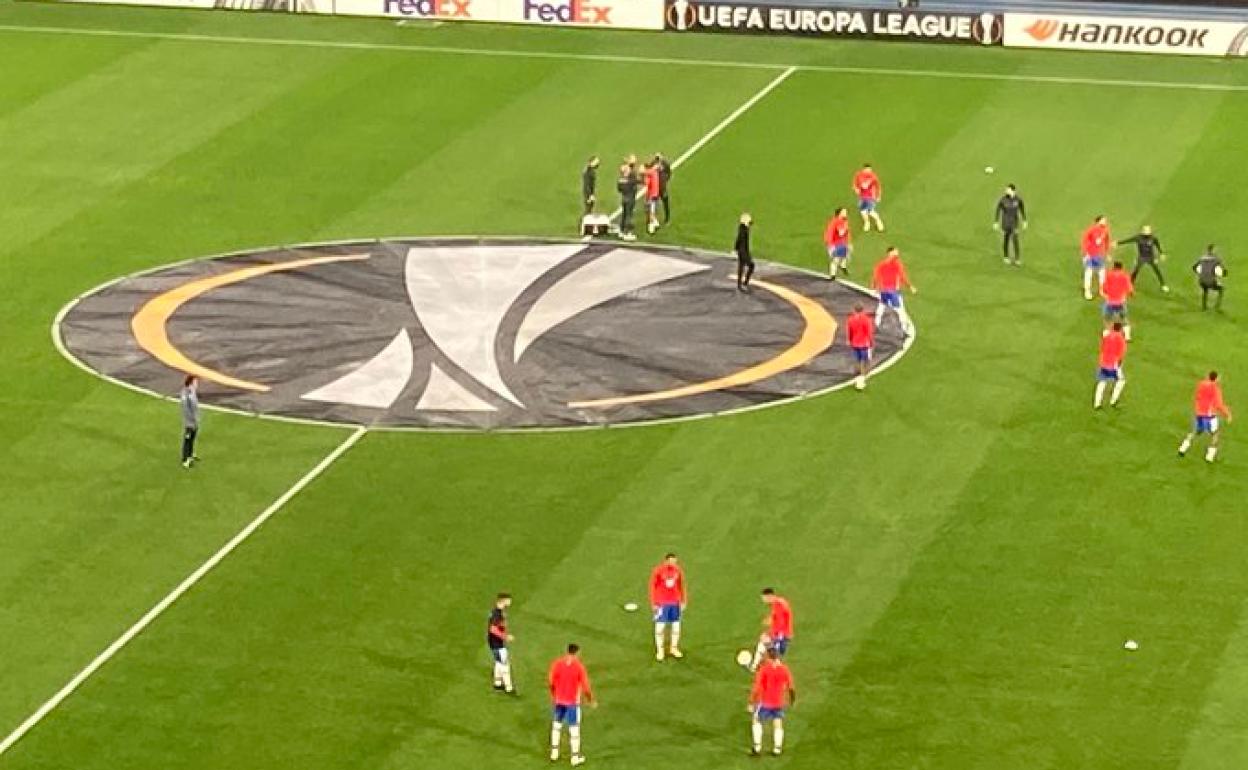 Instante en el que los miembros del cuerpo médico del Granada consuelan a Darwin Machís. 