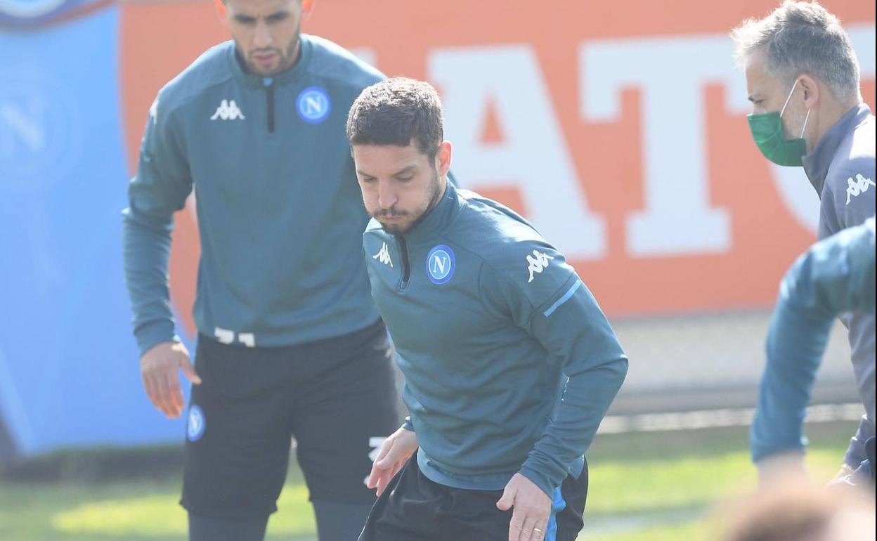 Dries Mertens participa en el último entrenamiento del Nápoles. 