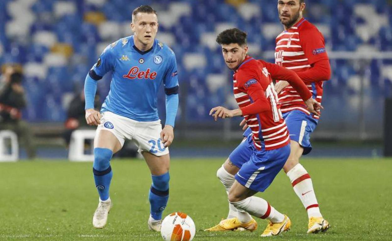 Carlos Neva atiende a un balón dividido ante Zielinski. 