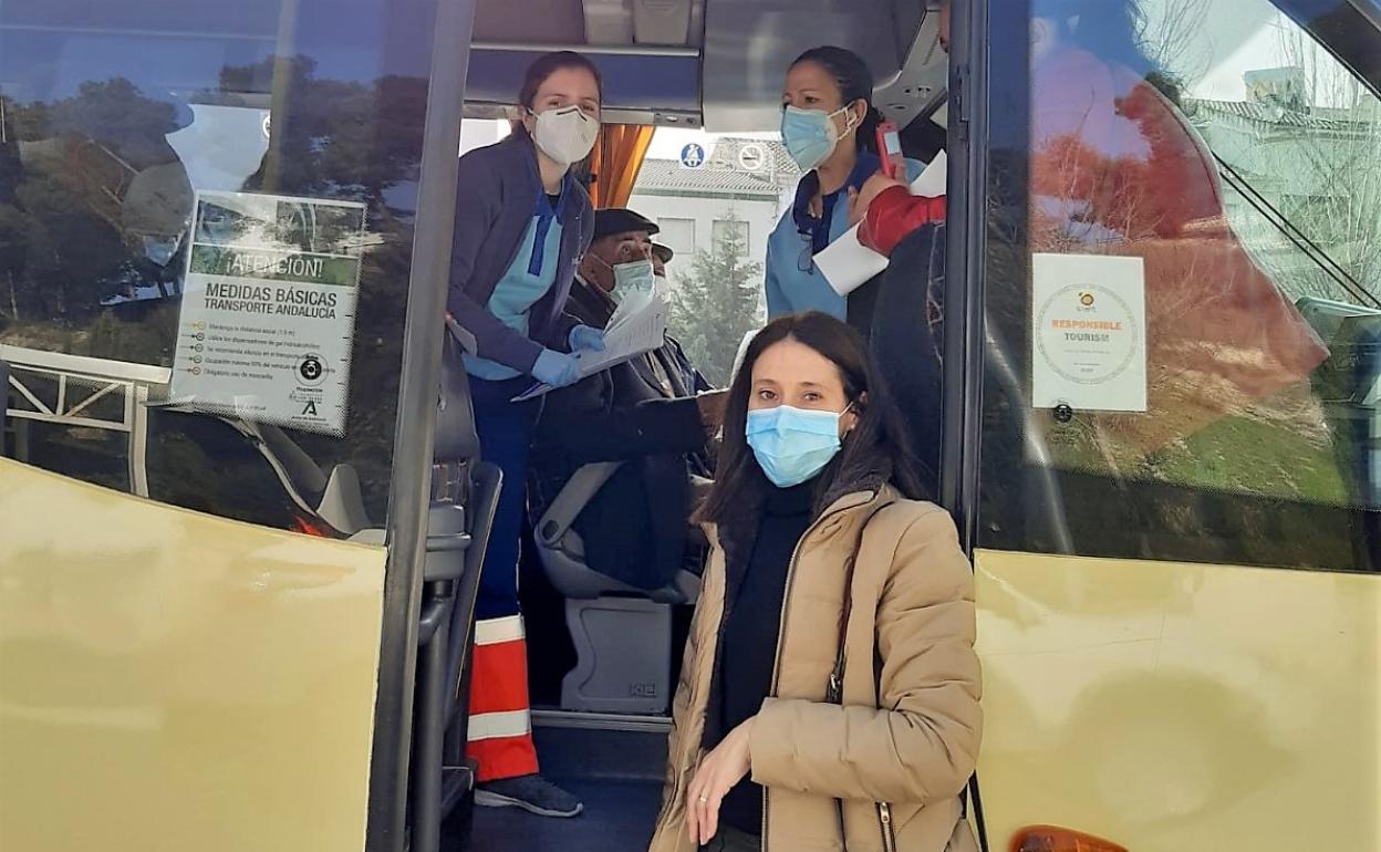 La edil Silvia Sánchez y personal sanitario en el microbús de traslado de mayores.
