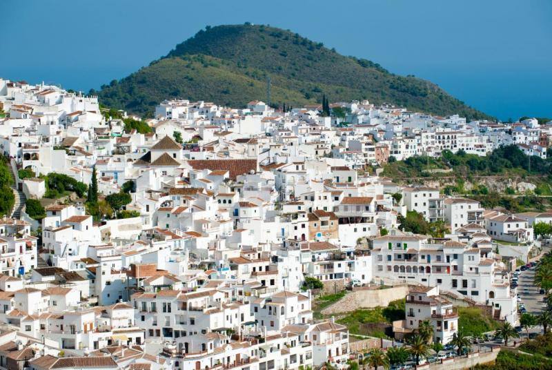Frigiliana (Málaga) está situado en la zona más oriental de la comarca malagueña de la Axarquía, en el Parque Natural de las Sierras de Almijara, Tejeda y Alhama. A trescientos metros sobre el nivel del mar, se caracteriza por su herencia morisca, donde las calles estrechas, sinuosas y empinadas, los pasadizos, adarves y revellines forman un singular entramado urbano de pequeñas casas que se encaraman unas sobre otras. Es considerado como uno de los pueblos más bonitos de España..