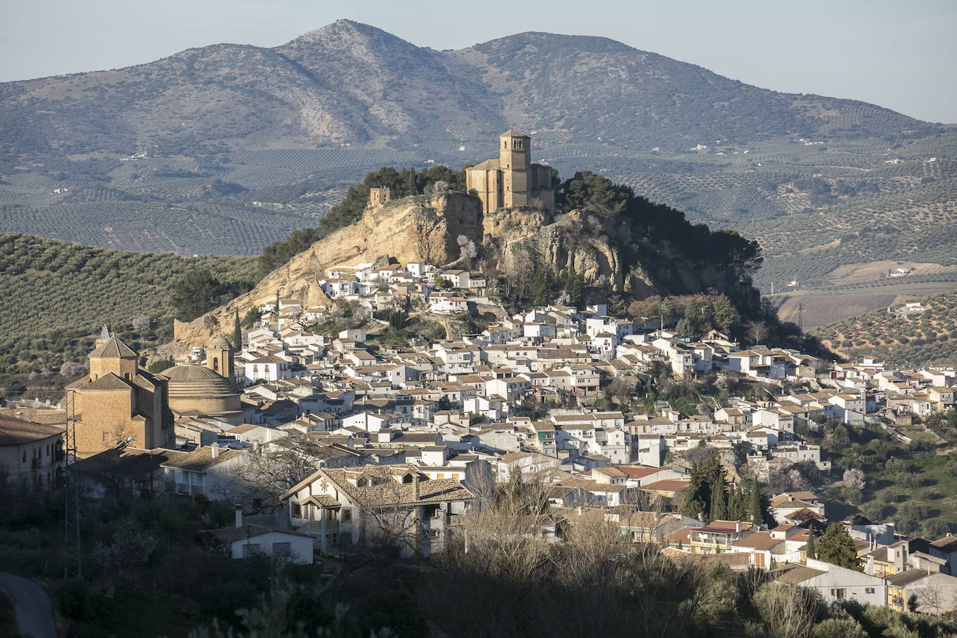 Montefrío (Granada) cuenta con un maravilloso conjunto monumental que forman la Fortaleza árabe y la Iglesia de la Villa, emplazados en la cima de un peñón en un audaz alarde arquitectónico. A ello se une la diversidad paisají­stica de su entorno; desde la carretera que une Montefrí­o con Íllora podemos acceder a la Peña de los Gitanos, paraje natural que cierra por el Norte un amplio valle, limitado al Sur por la Sierra de Parapanda.