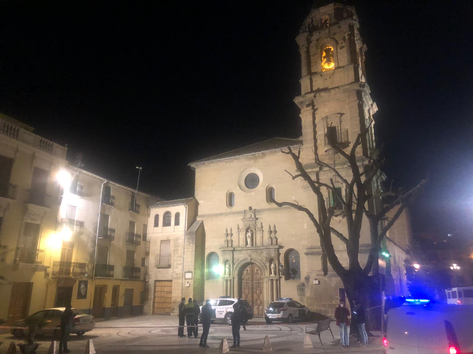 Agentes de la Guardia Civil y de la Policía Local, ante las puertas del templo.