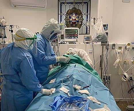 Dos intensivistas realizan una traqueostomía en la UCI de la capilla del Virgen de las Nieves hace dos semanas.