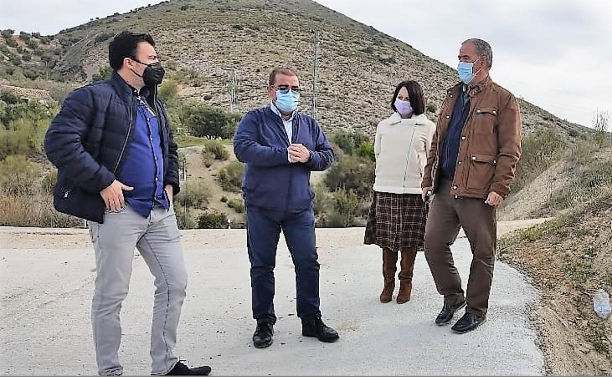 Diputado y alcalde visitan los caminos rurales reparados. 