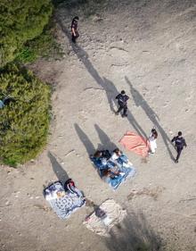 Imagen secundaria 2 - La Policía Local desaloja a los jóvenes de San Miguel.