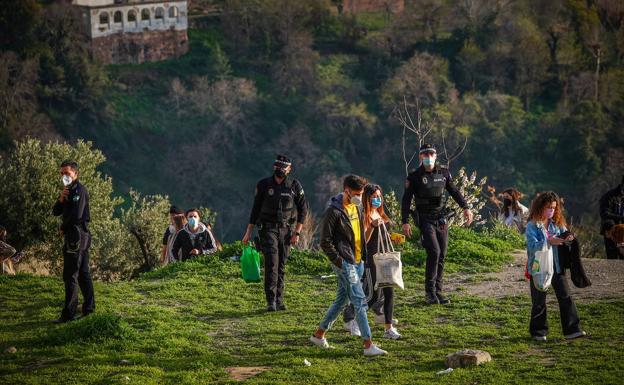 Imagen principal - La Policía Local desaloja a los jóvenes de San Miguel.