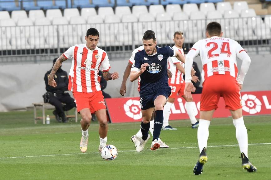 Samú Costa busca el balón con Xavi Torres. 