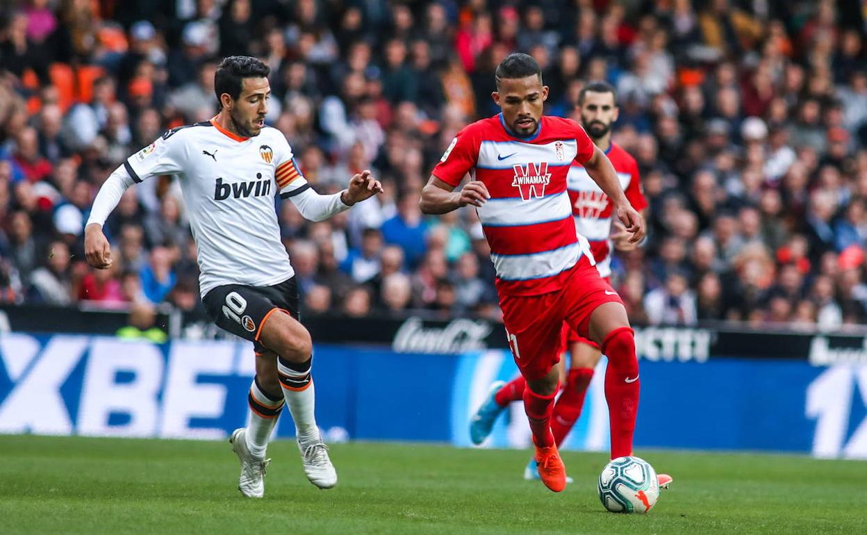 Yangel Herrera conduce un balón ante Parejo en el partido de la pasada temporada. 