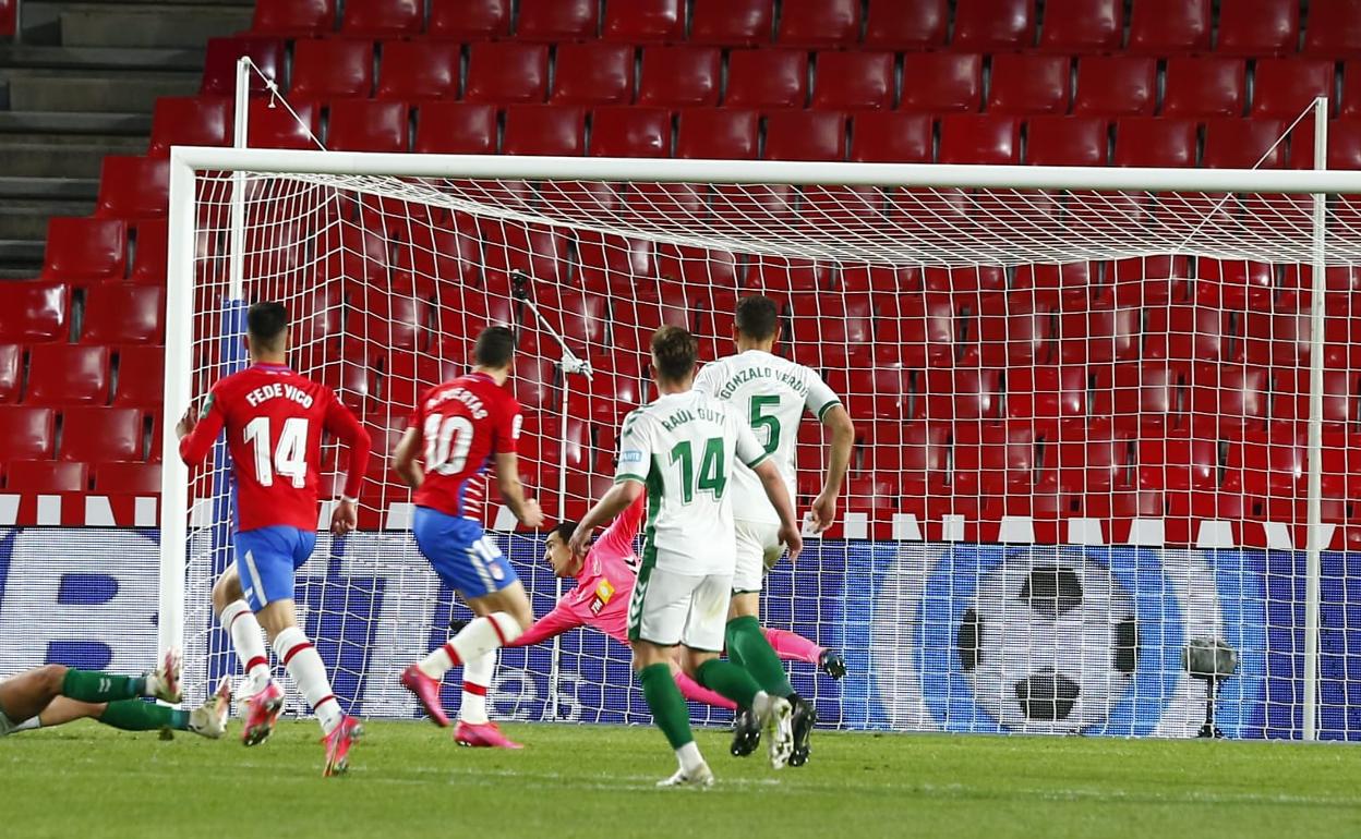 Fede Vico observa la definición de Puertas en la jugada del 2-1. 