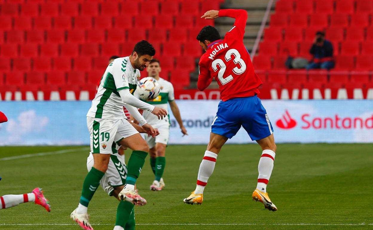 Jorge Molina pelea por un balón dividido en el aire. 
