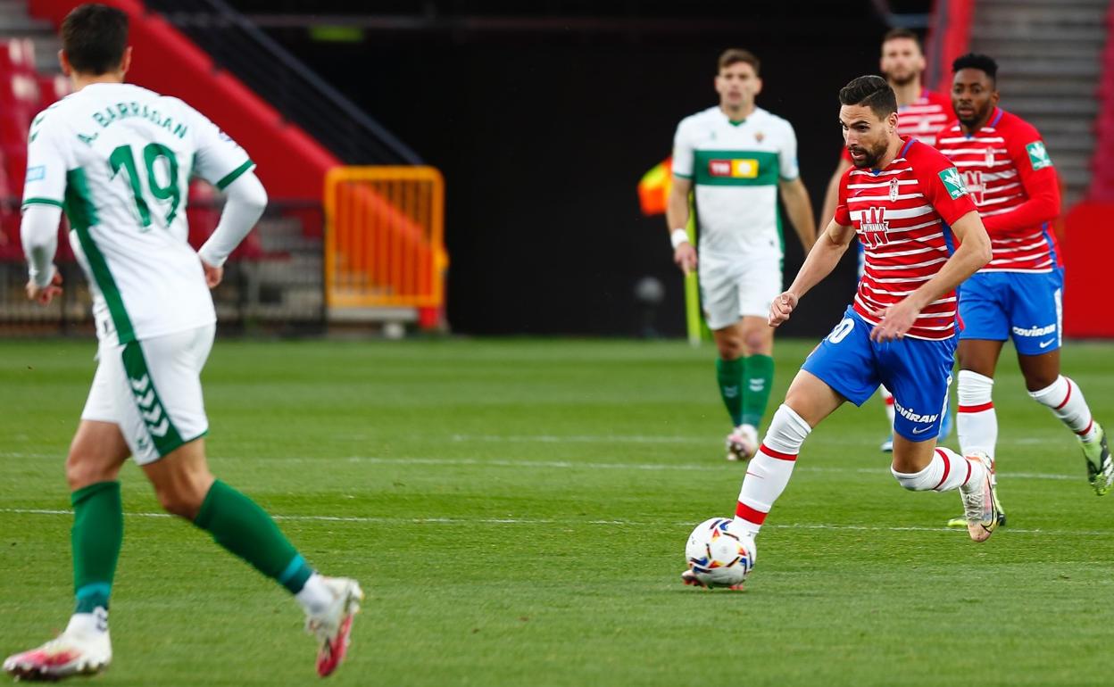 Antonio Puertas conduce el balón en una acción de ataque. 