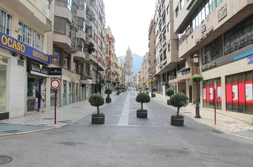 La emblemática calle Bernabé Soriano, sin un alma en el confinamiento. 