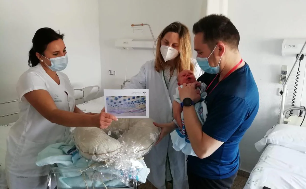 Familia recibe obsequio en el hospital tras el nacimiento de su bebé. 
