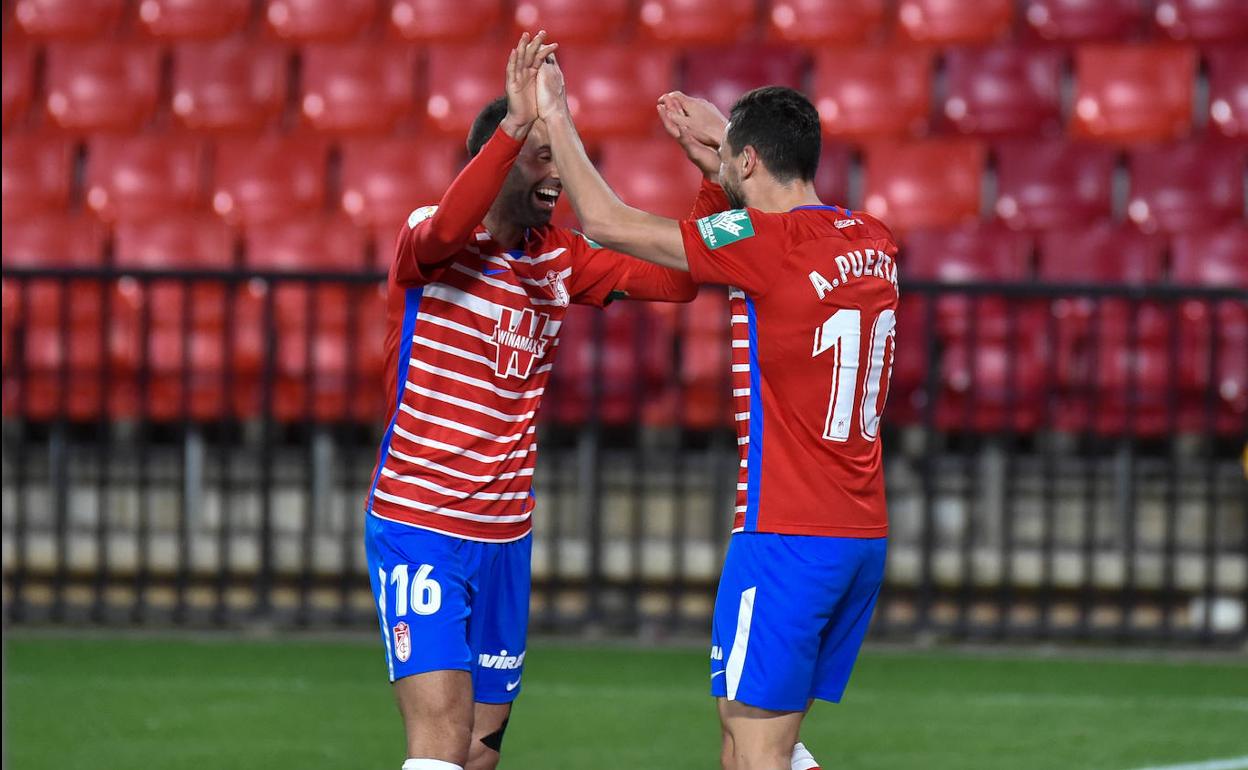 Víctor Díaz felicita eufórico a Antonio Puertas por su gol al Elche.