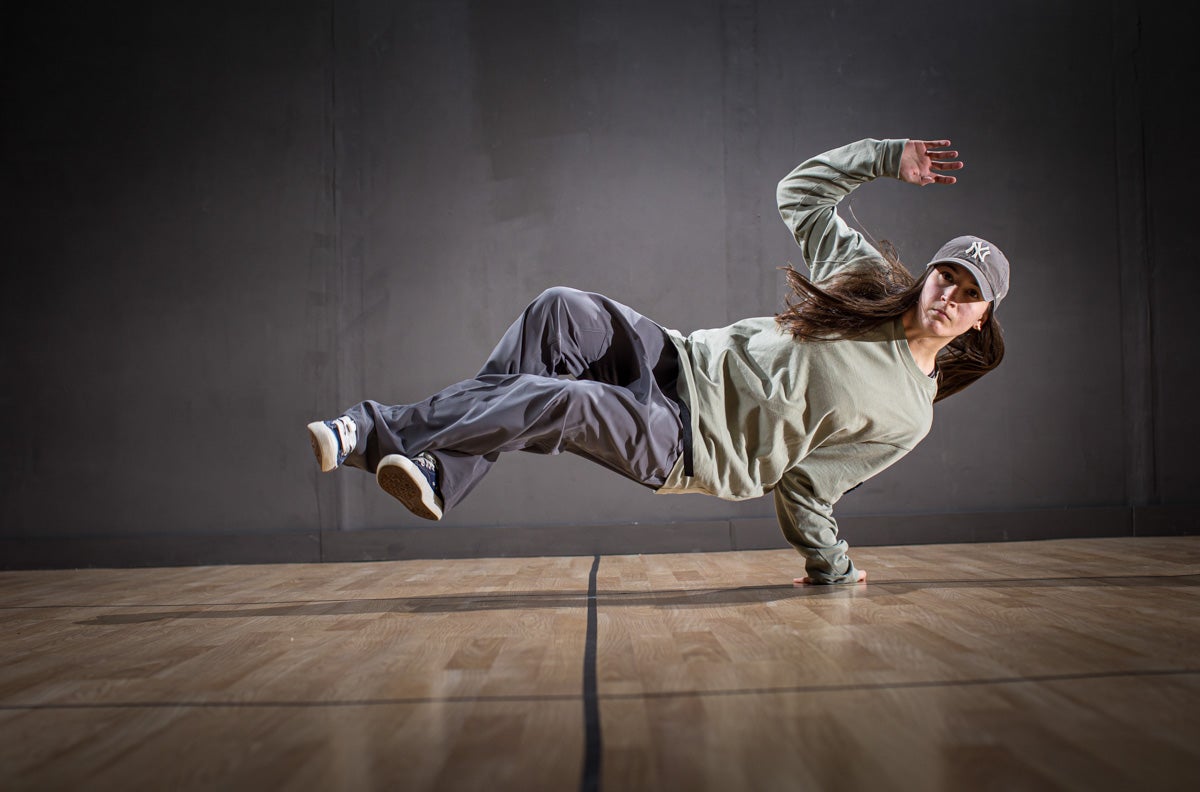 Practicantes granadinos de breakdance, en acción.