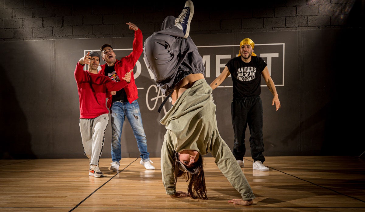 Practicantes granadinos de breakdance, en acción.