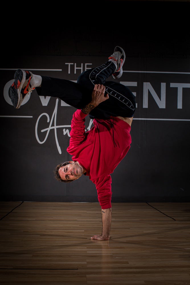 Practicantes granadinos de breakdance, en acción.