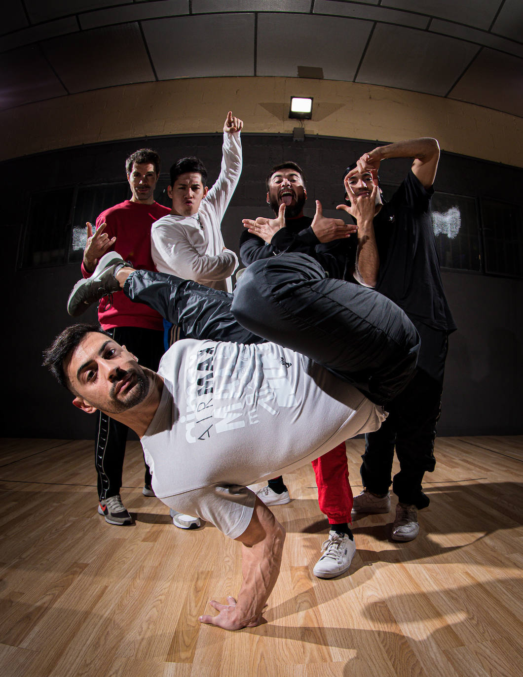 Un grupo de 'b-boys' posa para la cámara en formación. 