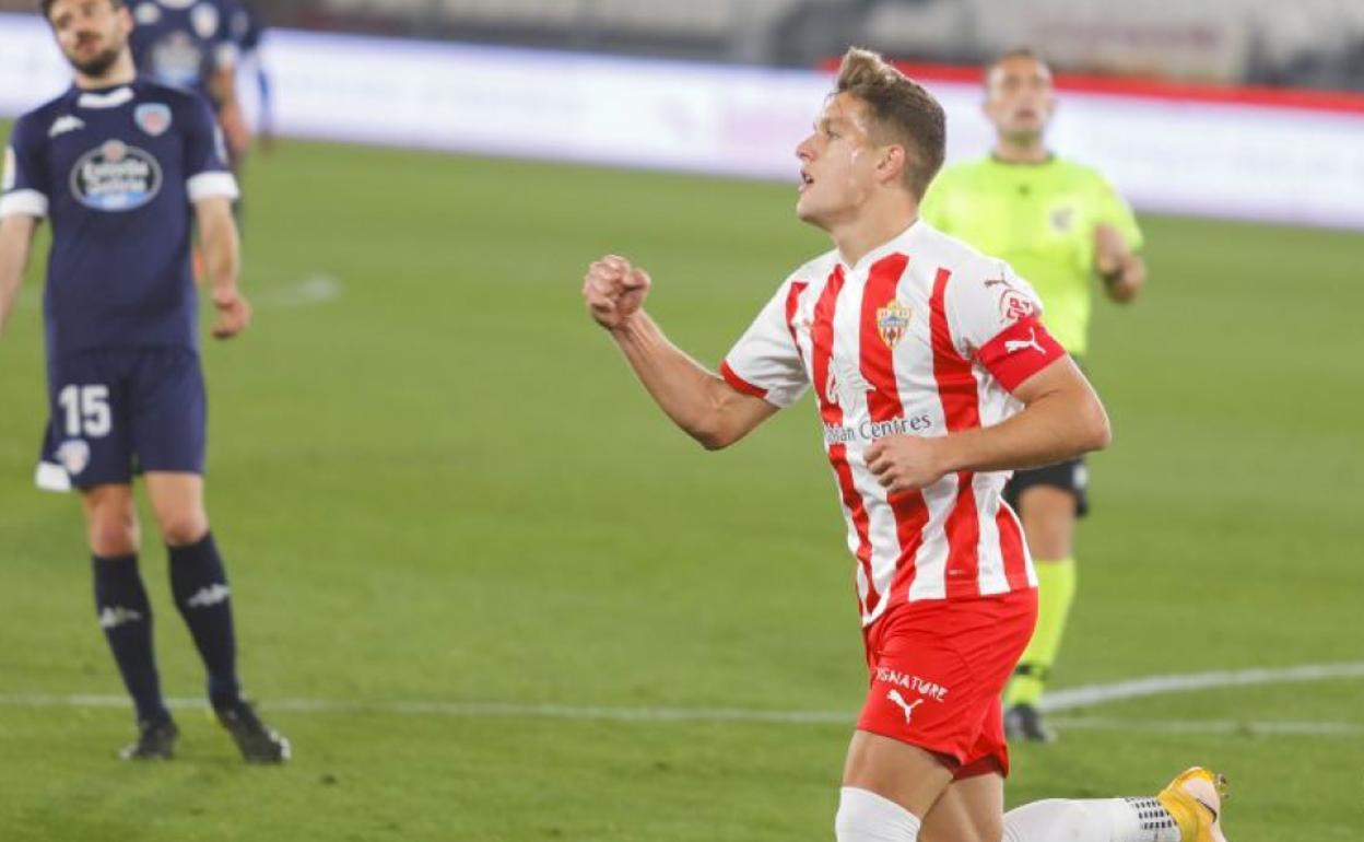 José Corpas celebra su segundo gol ante el Lugo, que suponía superar la decena en esta campaña.