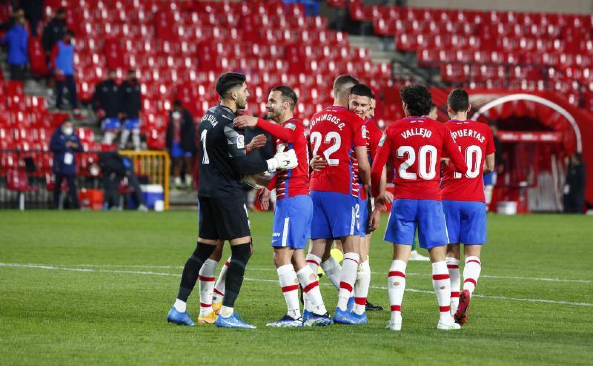 Los futbolistas del Granada celebran el triunfo ante el Elche en Los Cármenes. 