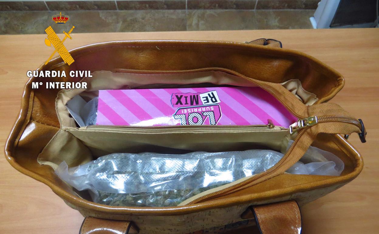 Detenido por querer enviar desde Granada a Alemania un bolso con un kilo de marihuana dentro