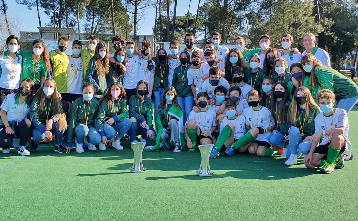 Los jugadores y cuerpos técnicos de ambos combinados posan con los trofeos.