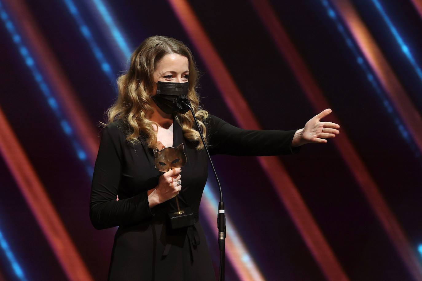 Pilar Palomero, con el premio al mejor guion por 'Las niñas'.