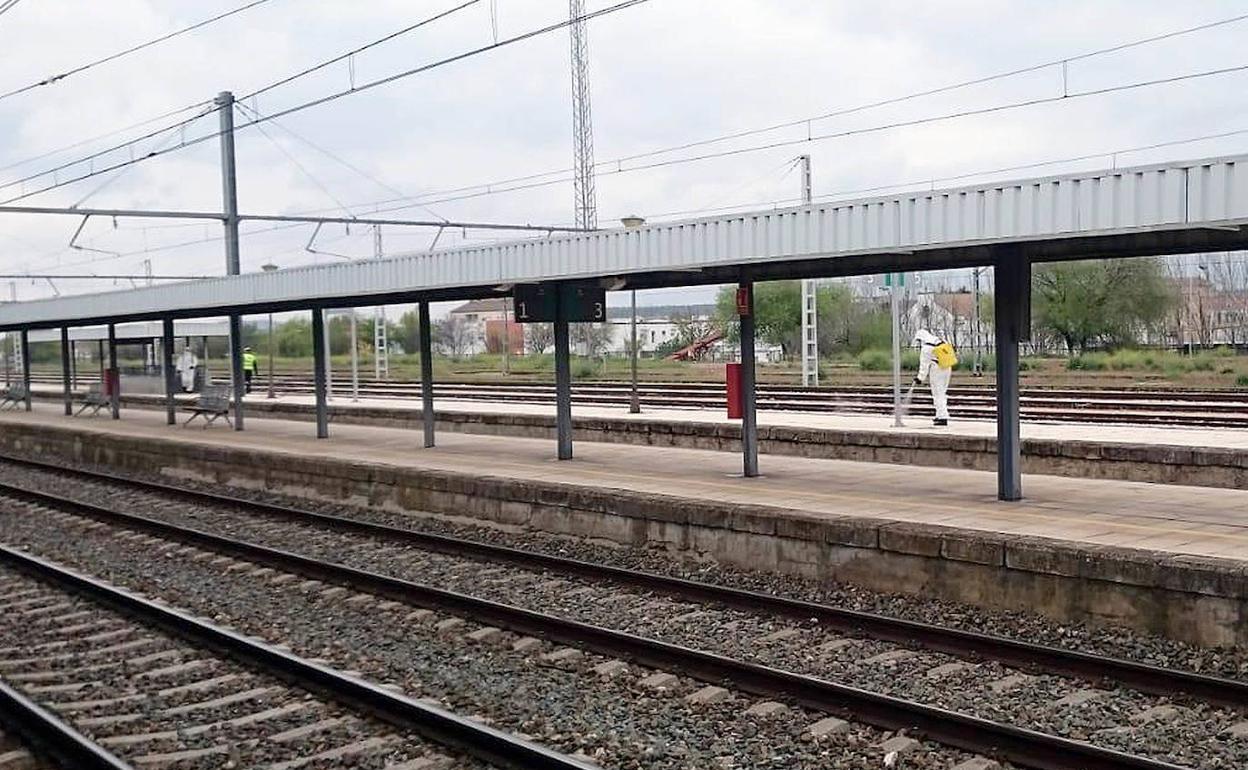 Vías y andenes de la estación de Linares-Baeza. 