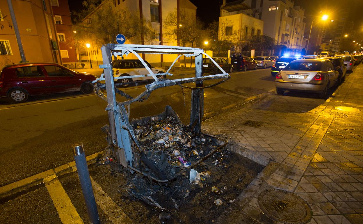 Contenedor quemado en el Zaidín en una imagen de archivo