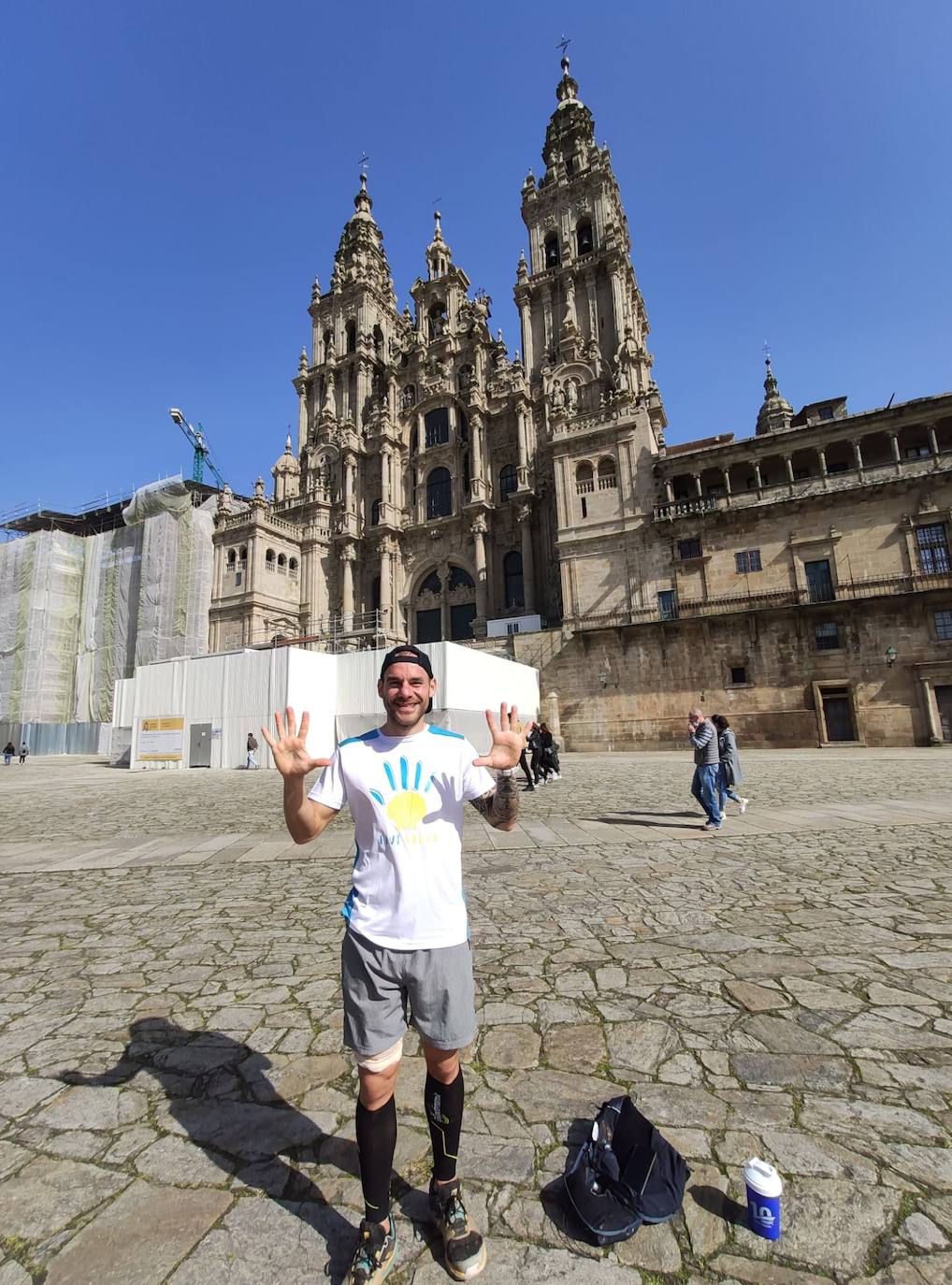 El jienense hace el gesto de la iniciativa ante la Catedral de Santiago. 