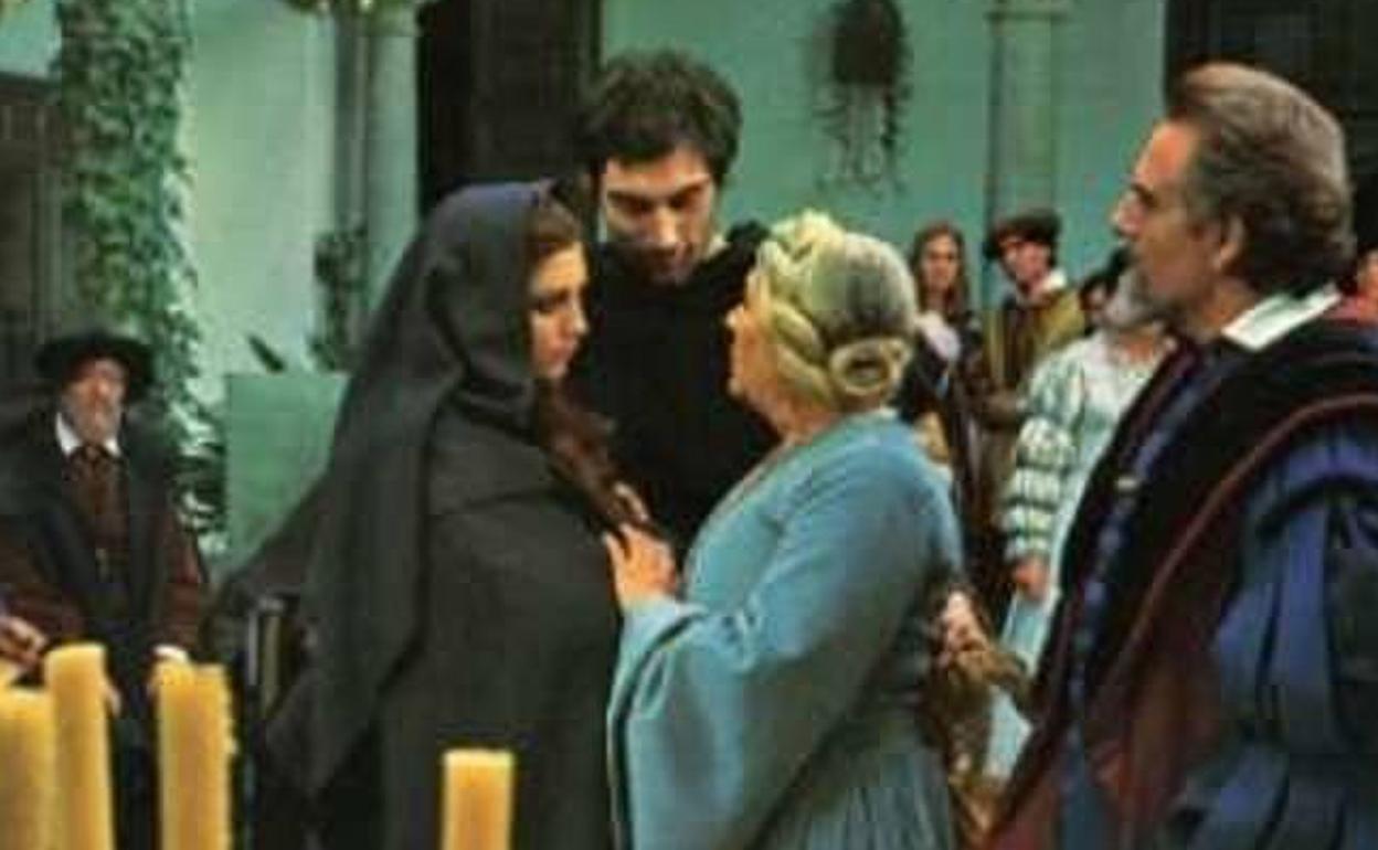 Ángela Molina y Timothy Dalton (primera y segundo por la izquieda), en una escena rodada en la Casa de los Tiros.