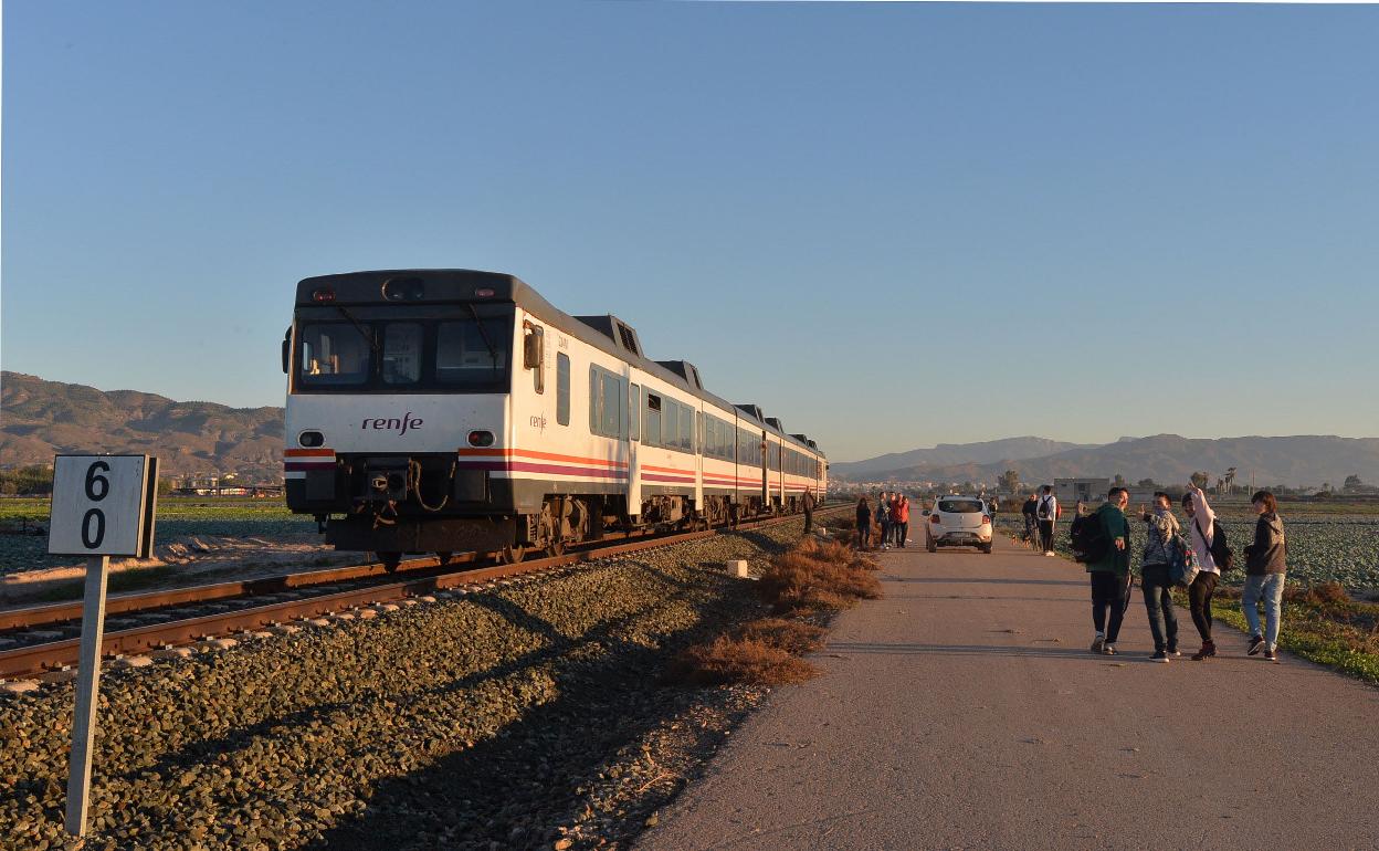 Un tren de Cercanías circula en las inmediaciones de la ciudad de Lorca, en la Región de Murcia. 