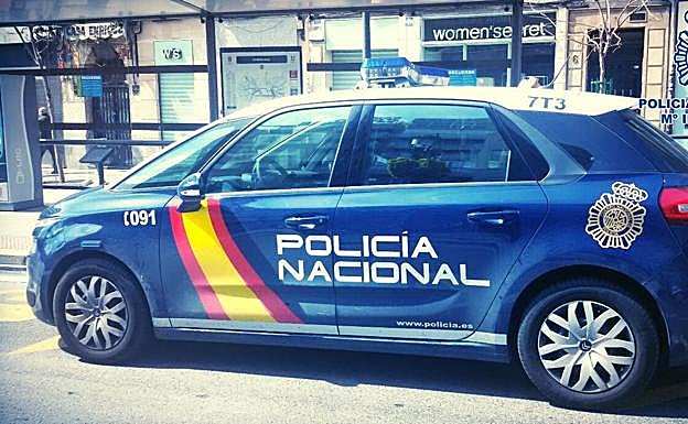 Pillada por el vigilante de un banco de Granada tras manipular un cajero para sacar 2.000 euros de la cuenta de una mujer de Asturias