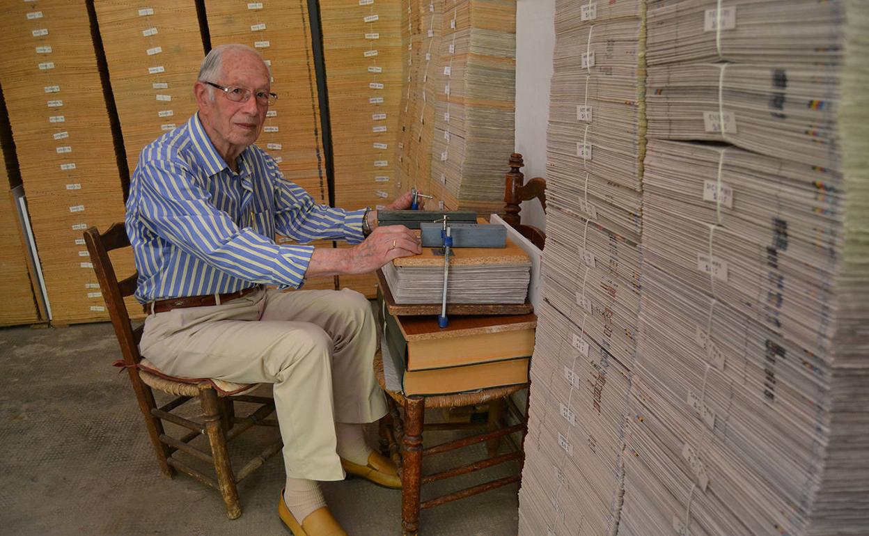 Constantino Valero, con su colección de IDEAL, en su taller. 