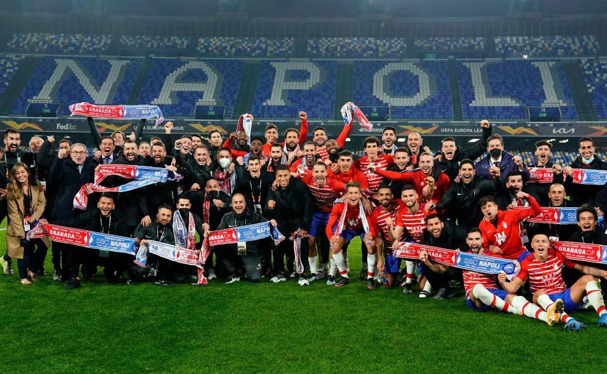 Celebración del pase sobre el terreno de juego del Diego Armando Maradona. 
