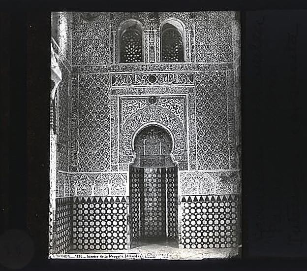 Detalle del lienzo de pared con azulejos y yeserías del nicho del Mihrab de la Mezquita del Partal de la Alhambra. 