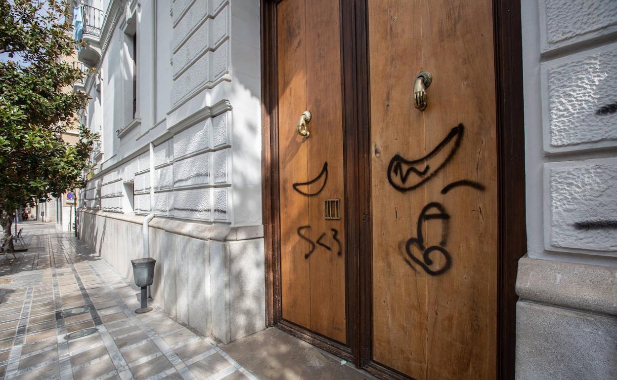 Puerta del Ayuntamiento de la capital, manchada con pintadas aparecidas el pasado domingo. 