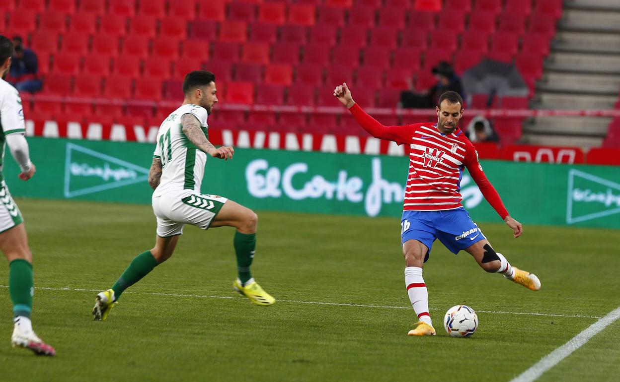 Víctor Díaz ya actuó como lateral izquierdo en el partido ante el Elche. 